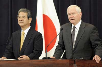 US Defense Secretary Robert Gates (R) answers a question during a joint press conference with Japanese Defense Minister Toshimi Kitazawa (L) at the defense ministry in Tokyo on October 21. (photo: Getty Images) 