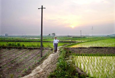 A farmer makes his way back home in the village of Wuwei, Anhui Province, July 2002. A full 20 years after the late patriarch Deng Xiaoping pushed through the decollectivisation of China's countryside, farmers in the rural reform laboratory of Anhui province say working the land alone is not enough for them to survive. (Photo: AAP).