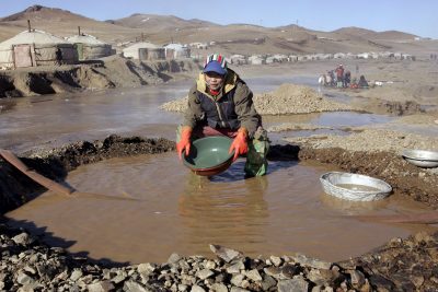 Illegal gold miners, or 'Ninjas' in Mongolian, wash silt while searching for gold in Ult, 520 kilometres southwest of Mongolia's capital Ulan Bator, 3 February 2006. With under 3 million people, Mongolia has roughly 140,000 Ninjas illegally extracting gold on the fringes of active and exhausted state gold mines. (Photo: AAP)