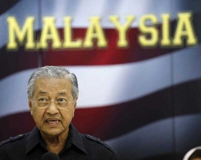 Former Malaysian prime minister Mahathir Mohammad reading an anti-Prime Minister Najib Razak declaration during a media conference in Kuala Lumpur, Malaysia. (Photo: AAP)