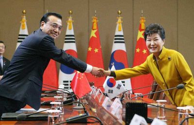 South Korean President Park Geun-hye and Chinese Premier Li Keqiang shake hands ahead of their talks at the presidential office in Seoul, 31 October 2015. (Photo: AAP).