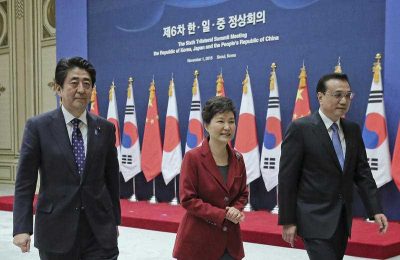 South Korean President Park Geun-hye walks with Japanese Prime Minister Shinzo Abe and Chinese Premier Li Keqiang to hold a trilateral summit at the presidential house in Seoul, South Korea, 1 November 2015. (Photo: AAP).