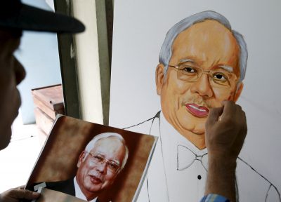 An artist paints a picture of Malaysia's Prime Minister Najib Razak in Kuala Lumpur, Malaysia, 7 December 2015. (Photo: Reuters).