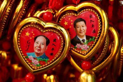 Souvenirs featuring portraits of Mao Zedong and President Xi Jinping are seen at a shop near the Forbidden City in Beijing, China, 9 September 2016. (Photo: Reuters/Thomas Peter).