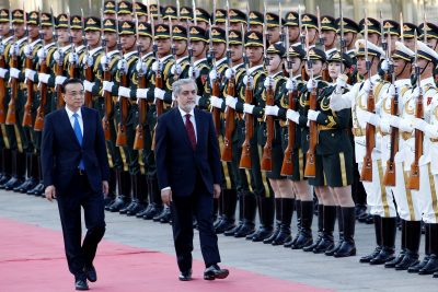 Chinese Premier Li Keqiang (L) and Afghan Chief Executive Officer Abdullah Abdullah attend a welcome ceremony at the Great Hall of the People in Beijing, China, 16 May 2016. (Photo: Reuters/Kim Kyung).