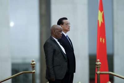 Chinese Premier Li Keqiang and Prime Minister of Lesotho, Thomas Motsoahae Thabane  listen to their national anthems during a welcoming ceremony  inside the Great Hall of the People in Beijing, China, 6 September 2018 (Photo: Reuters/Lintao Zhang).