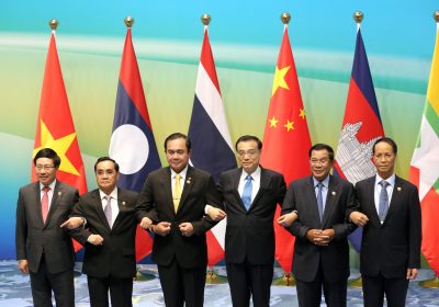 Vietnamese Foreign Minister Pham Binh Minh, Prime Ministers Thongsing Thammavong of Laos, Prayuth Chan-ocha of Thailand, Li Keqiang of China, Hun Sen of Cambodia and Myanmar's Vice President Sai Mauk Kham (L-R) hold hands as they pose for pictures during Lancang-Mekong cooperation leaders' meeting in Sanya, Hainan province, China, 23 March 2016 (Photo: Reuters/China Daily).