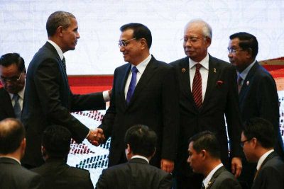 United States President Barack Obama shakes hands with Chinese Premier Li Keqiang while Malaysian Prime Minister Najib Razak and Laotian Prime Minister Thongsing Thammavong look on during the 10th East Asia Summit at the 27th ASEAN Summit in Kuala Lumpur, Malaysia. (Photo: AAP).