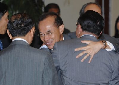 Former Singaporean foreign minister and 2007 ASEAN chairman George Yeo hugs Cambodian counterpart Hor Namhong at the summit, where Myanmar unexpectedly endorsed the statement on political shootings in Myanmar. (Photo: Reuters/Romeo Gacad).
