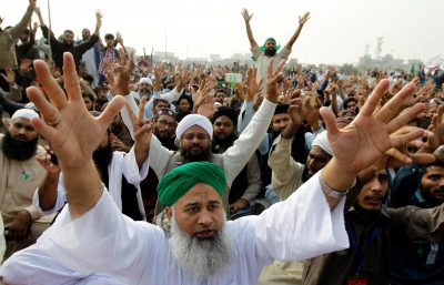 Members of the Tehreek-e-Labaik Pakistan far right Islamist political party shout slogans during a sit-in in Rawalpindi, Pakistan, 10 November 2017 (Photo: Reuters/Caren Firouz).