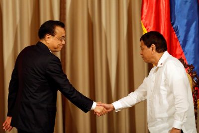 Chinese Premier Li Keqiang shakes hands with Philippine President Rodrigo Duterte at Malacanang Palace in metro Manila, Philippines, 15 November, 2017 (Photo: Reuters/Dondi Tawatao).