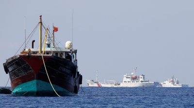 China Coast Guard vessels patrol past a Chinese fishing vessel at the disputed Scarborough Shoal, 5 April 2017. (Photo: Reuters/Erik De Castro).