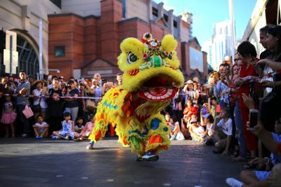 Performers dressed in costumes dance for spectators as part of celebrations for the Chinese Lunar New Year and marking the Year of the Dog in Sydney, Australia, 16 February 2018 (Photo: Reuters/David Gray).