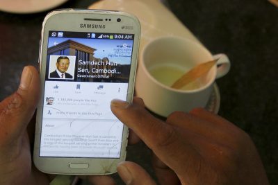 A person uses a smartphone to look at the Facebook page of Cambodia's Prime Minister Hun Sen, during breakfast at a restaurant in central Phnom Penh, Cambodia 7 October 2015 (Photo: Reuters/Samrang Pring).