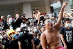 Protesters protest outside police headquarters, demanding Hong Kong’s leaders to step down and withdraw the extradition bill, in Hong Kong, China, 21 June 2019 (Photo: Reuters/Tyrone Siu).