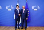 EU Commission President Jean-Claude Juncker shakes hands with Japan's Prime Minister Shinzo Abe ahead of a working lunch at the EU Commission headquarters in Brussels, Belgium, 27 September 2019 (Photo: Reuters/Francois Lenoir).