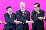 Laos' Prime Minister Thongloun Sisoulith shakes hands with U.S. National Security Advisor Robert C. O’Brien and Thailand's Prime Minister Prayut Chan-O-Cha at the 7th ASEAN-United States Summit in Bangkok, Thailand, 4 November 2019 (Photo:Reuters/Soe Zeya Tun).