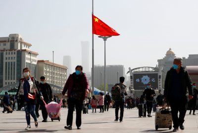 Le drapeau national chinois flotte en berne près de la gare de Pékin alors que la Chine organise un deuil national pour ceux qui sont morts de la maladie du coronavirus (COVID-19), 4 avril 2020 (Photo: REUTERS / Thomas Peter).