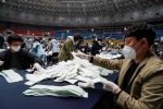 National Election Commission officials count ballots for the parliamentary elections, amid the coronavirus disease (COVID-19) outbreak, in Seoul, South Korea, April 15, 2020 (Photo: Reuters/Hong-Ji).