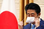 Japan's Prime Minister Shinzo Abe removes a protective face mask prior speaking during a news conference where he announces an extension of the nation's state of emergency amid the spread of the coronavirus disease (COVID-19) at the Prime Minister's Office in Tokyo, Japan, 4 May, 2020 (Photo: Reuters/ Eugene Hoshiko/Pool).