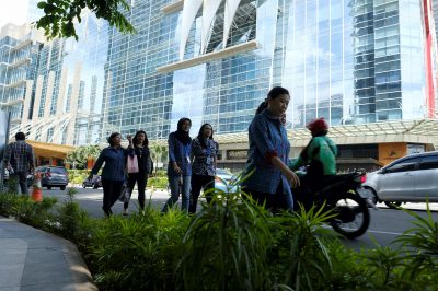 Employees walk during lunch time at Sudirman Central Business District in Jakarta, Indonesia, 24 November, 2017 (Reuters/Beawiharta).