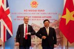 British Foreign Secretary Dominic Raab (L) meets his Vietnamese counterpart Pham Binh Minh at the Government Guesthouse in Hanoi, Vietnam, 30 September 2020 (Photo: Reuters/Kham).