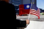 A man holds flags of Taiwan and the United States in support of Taiwanese President Tsai Ing-wen during an stop-over after her visit to Latin America in Burlingame, California, United States, 14 January 2017 (Photo: Reuters/Stephen Lam).