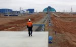 An employee looks at the Oyu Tolgoi mine in Mongolia's South Gobi region 23 June, 2012 (Photo: Reuters/David Stanway).