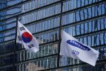 A flag bearing the logo of Samsung flutters at half-mast in front of its office building in Seoul, South Korea, 28 October 2020 (Photo: Reuters/Heo Ran).