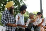 Gursewak Singh (2nd L) and his father, Bharpoor Singh, (L) take part in a protest calling for visas for children on provisional release in front of the Ministry of Justice in Tokyo, Japan, 24 August, 2016 (Photo: Reuters/Thomas Wilson).