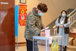 A voter casts his ballot during a parliamentary election in Almaty, Kazakhstan, 10 January 2021. (Photo: Reuters/Pavel Mikheyev).