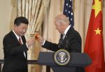 Chinese President Xi Jinping (L) and US President Joe Biden raise their glasses in a toast during a luncheon at the State Department, in Washington, 25 September, 2015 (Reuters/Mike Theiler).