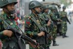 Army soldiers stand guard in a street in Dhaka, 5 January 2014 (Photo: Reuters/Andrew Biraj).
