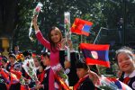 A teacher and her students wave Vietnamese and Laotian flags to Laos' President Bounnhang Vorachith during a welcoming ceremony at the Presidential Palace in Hanoi, Vietnam December 19, 2017 (Photo: Reuters/Kham).