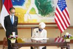 U.S. Deputy Secretary of State Wendy Sherman writes on a guest book as Indonesian Deputy Foreign Minister Mahendra Siregar stands next to her their meeting in Jakarta, Indonesia, 31 May 2021 (Photo: Okta/Indonesia's Ministry of Foreign Affairs/Handout via REUTERS).