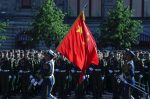 Soldiers of China's People's Liberation Army carry a state flag before the Victory Day Parade in Red Square in Moscow, Russia, 24 June 2020 (Photo: Pavel Golovkin/Reuters).
