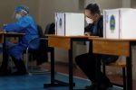 A man wearing a face mask following the COVID-19 outbreak casts his vote at a polling station during the presidential election in Ulaanbaatar, Mongolia, 9 June 2021. (PHOTOS: REUTERS/B. Rentsendorj)