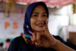 An Indonesian woman shows her ink-stained finger after casting her vote during regional elections in Tangerang, west of Jakarta, Indonesia, 27 June 2018 (Photo: Reuters/Willy Kurniawan).