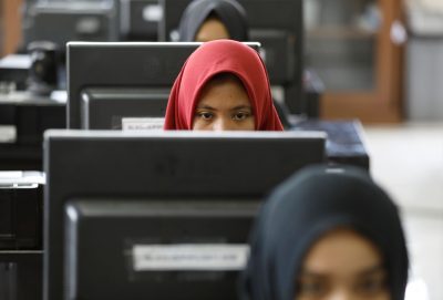 Students at a government-run Vocational Training Center study basic computer skills in South Jakarta, Indonesia, 10 November 2017 (Photos: Reuters/Darren Whiteside).