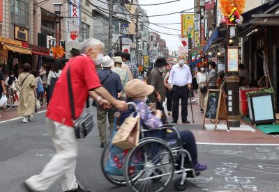 The elderly stroll in Tokyo's Sugamo district, 21 September 2020 (Photo: Yoshio Tsunoda/AFLO via Reuters).