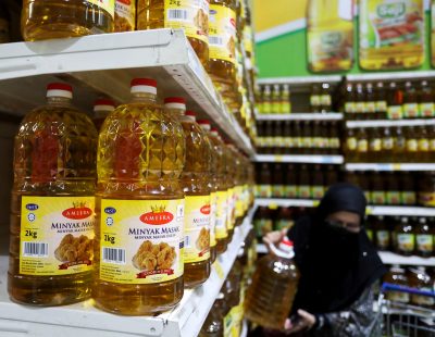Bottles of cooking oil made from oil palms are displayed at a supermarket in Subang Jaya, Malaysia, 8 March 2022 (Photo: Reuters/Hasnoor Hussain)