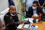 Papua Governor Lukas Enembe speaks next to the Executive Director of Amnesty International Indonesia Usman Hamid during a meeting in Jakarta, Indonesia, 27 May, 2022 (Photo: Reuters/Willy Kurniawan).