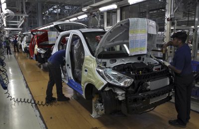 Workers assemble a car at a plant in Kancheepuram district in the southern Indian state of Tamil Nadu, April 12, 2011 (Photo: Reuters/babu).