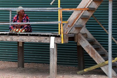 زنی در خانه خود در نزدیکی یک کارخانه LNG که توسط ExxonMobil PNG Limited در روستای پاپا لی لیا در حومه پورت مورسبی، پاپوآ گینه نو، 19 نوامبر 2018 اداره می‌شود (عکس از دیوید گری از طریق رویترز کانکت) نشسته است.