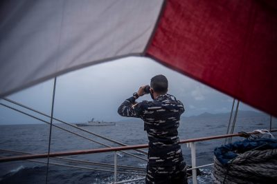 Indonesian Naval cadets monitors the signal from the KRI Diponegoro-365 during a joint exercise on guarding Indonesia's borders, North Natuna sea, Riau islands, Indonesia, 1 October 2021 (Photo: Reuters/Antara Foto)