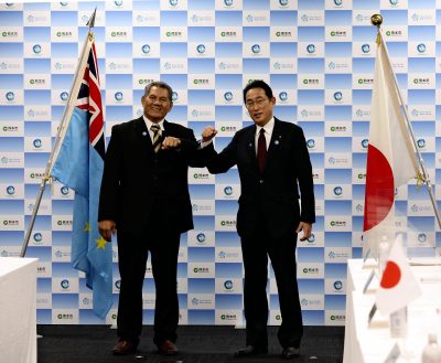 Tuvalu’s Prime Minster Kausea Natano and Japan’s Prime Minister Fumio Kishida pose for a photo in Kumamoto City, Kumamoto Prefecture, Japan, 23 April, 2022 (Photo: The Yomiuri Shimbun).