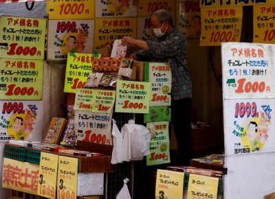 2022年5月20日、日本の東京アメ横商店街のある店で、ある商人がチョコレートを販売している（写真：ロイター/キム・ギョンフン）。