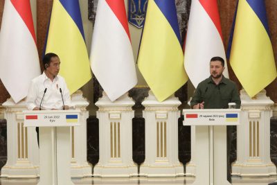 روسای جمهور اوکراین ولودیمیر زلنسکی و جوکو ویدودو از اندونزی در طی یک جلسه توجیهی مشترک در کیف، اوکراین در 29 ژوئن 2022 دیده می شوند (عکس از ولادیمیر تاراسف / Ukrainform / ABACA Press از رویترز کانکت).