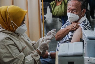 28 Juli 2022 Seorang pria bersiap menerima dosis vaksin Pfizer Covid-19 di Bandung, Indonesia, 28 Juli 2022 (Foto: Reuters/Algi Febri Sugita).