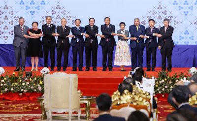 شرکت کنندگان در نشست وزرای خارجه آسه آن در 3 اوت 2022 در پنوم پن عکس می گیرند (عکس: Kyodo از طریق رویترز).